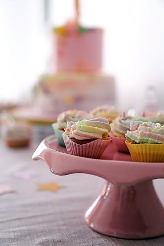 recette Buffet Anniversaire avec son wedding cake licorne et ses cupcakes colorés