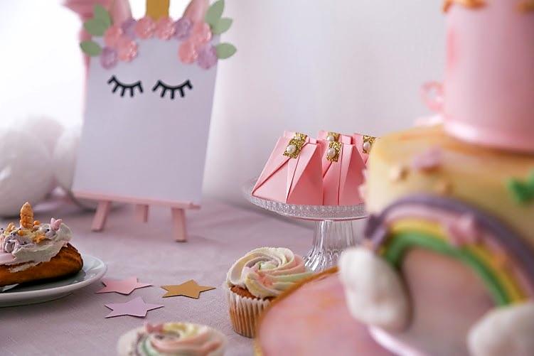 recette Buffet Anniversaire avec son wedding cake licorne et ses cupcakes colorés