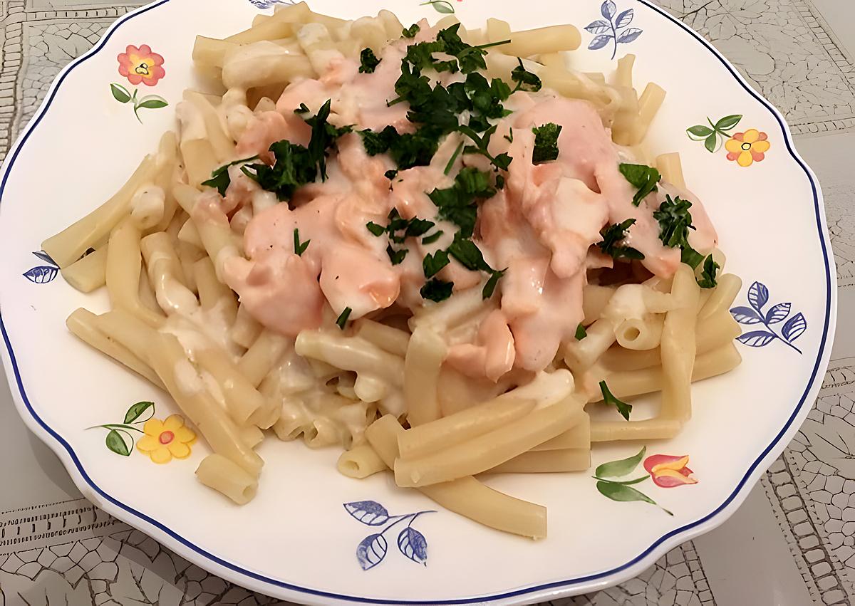 recette PÂTES  AU SAUMON FUMÉ ET AIL ET FINES HERBES