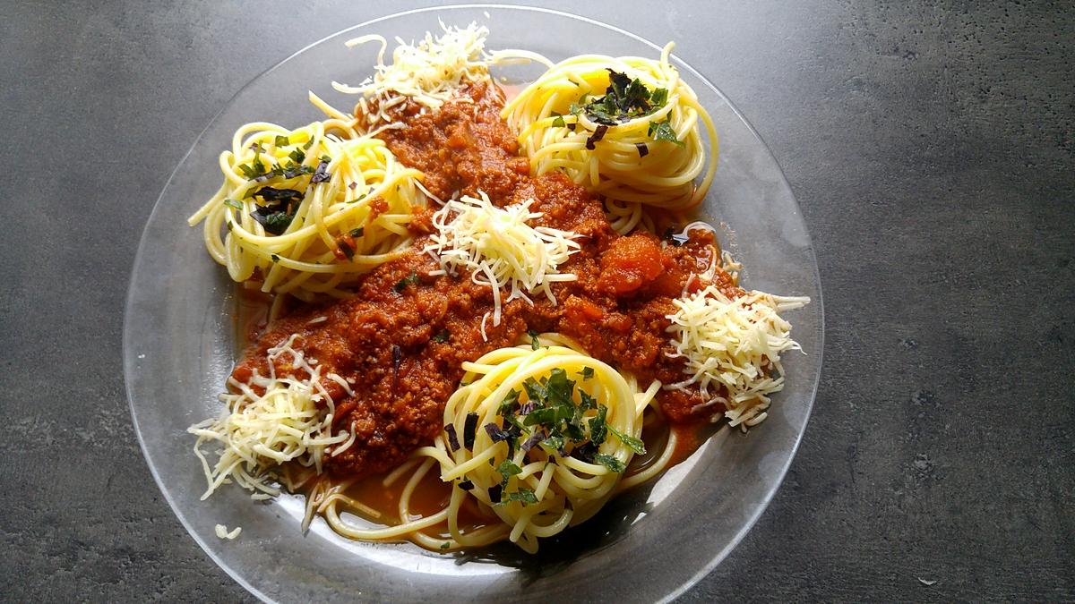 recette '    Les spaghettis   Bolo ....... au basilic  agrémentée de râpée     '