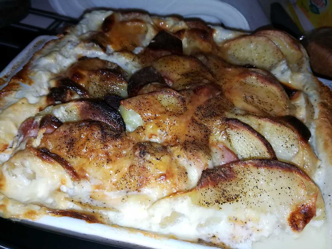 Recette de Gratin de pomme de terre a la saucisse fumé et cancoillotte