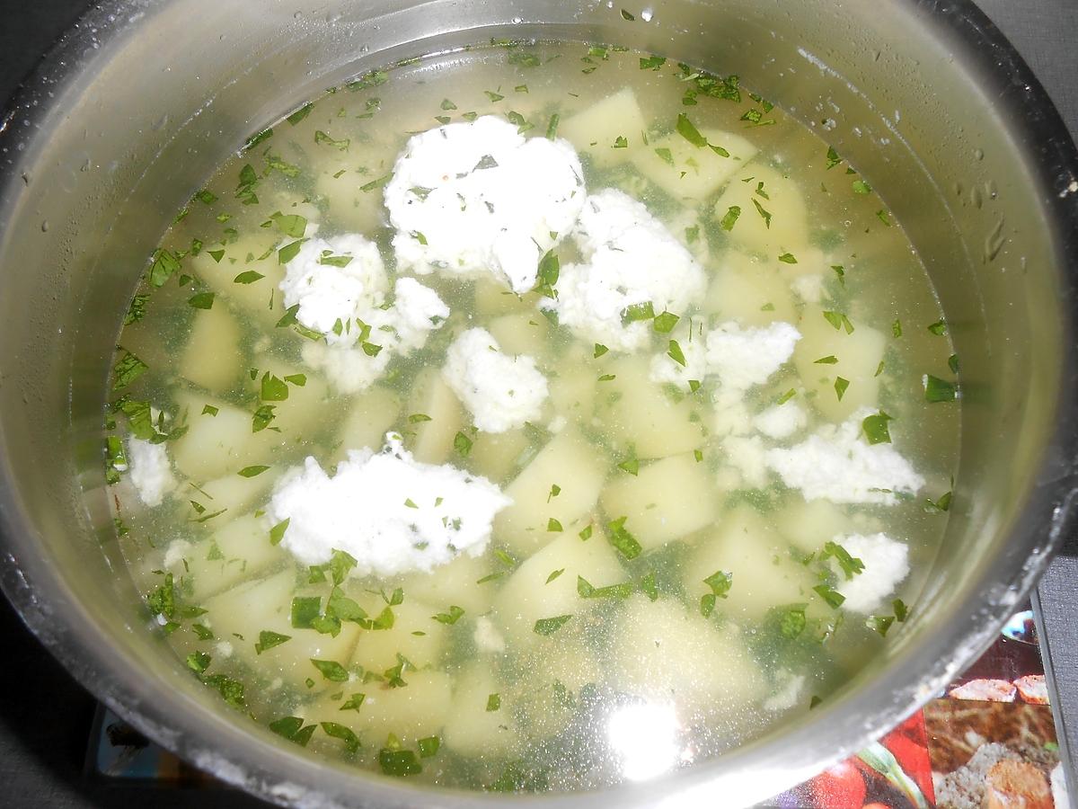 recette SOUPE POMME DE TERRE PERSIL OEUF ET BROCCIU