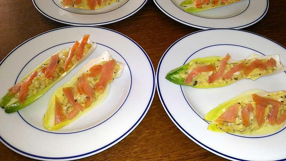 recette PETIT BATEAU D'ENDIVE ET SA CARGAISON DE BROUILLADE ET SAUMON