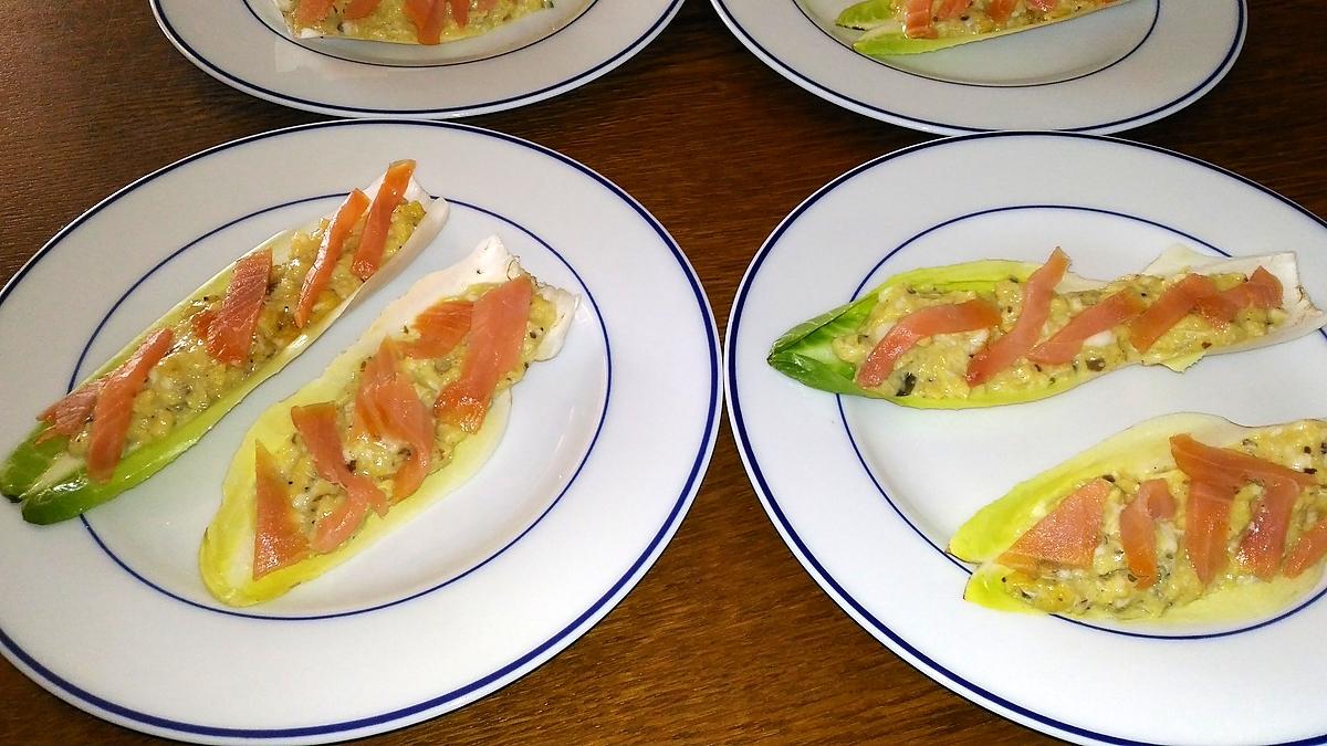 recette PETIT BATEAU D'ENDIVE ET SA CARGAISON DE BROUILLADE ET SAUMON