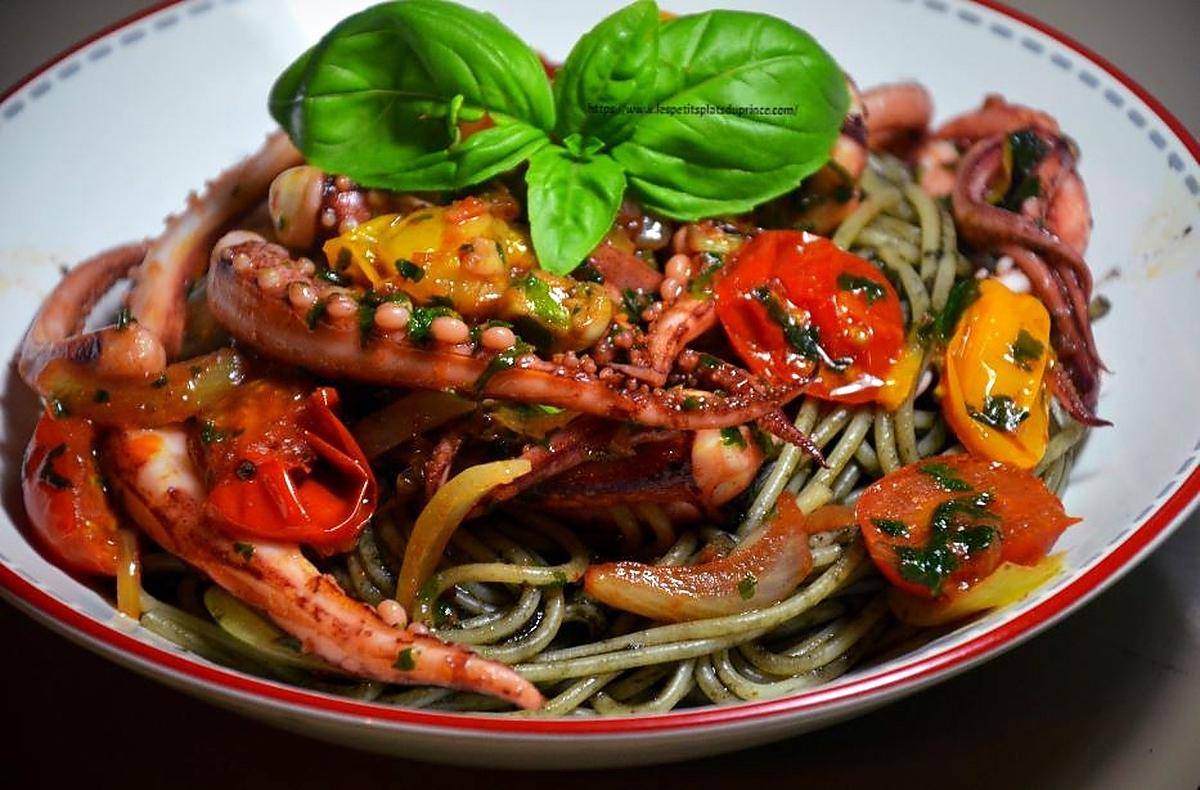 recette Spaghettis à l'encre de seiche, aux encornets en persillades et petites tomates cerises