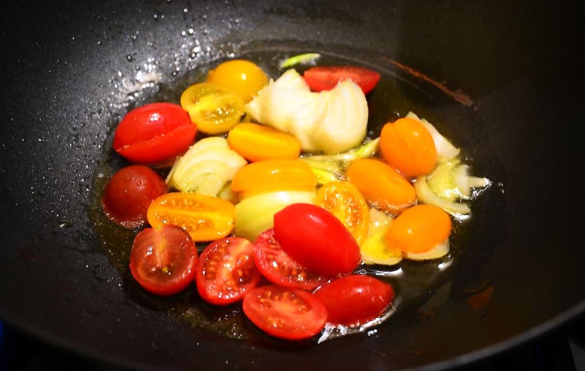 recette Spaghettis à l'encre de seiche, aux encornets en persillades et petites tomates cerises