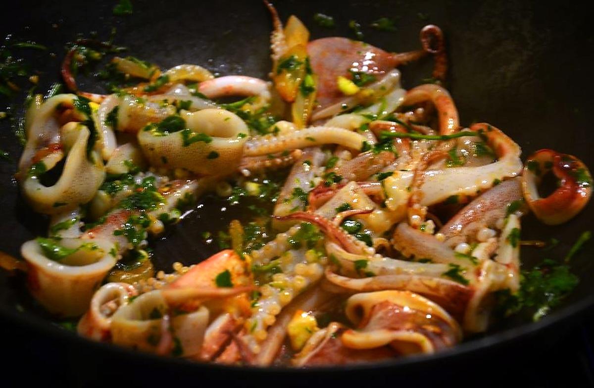 recette Spaghettis à l'encre de seiche, aux encornets en persillades et petites tomates cerises