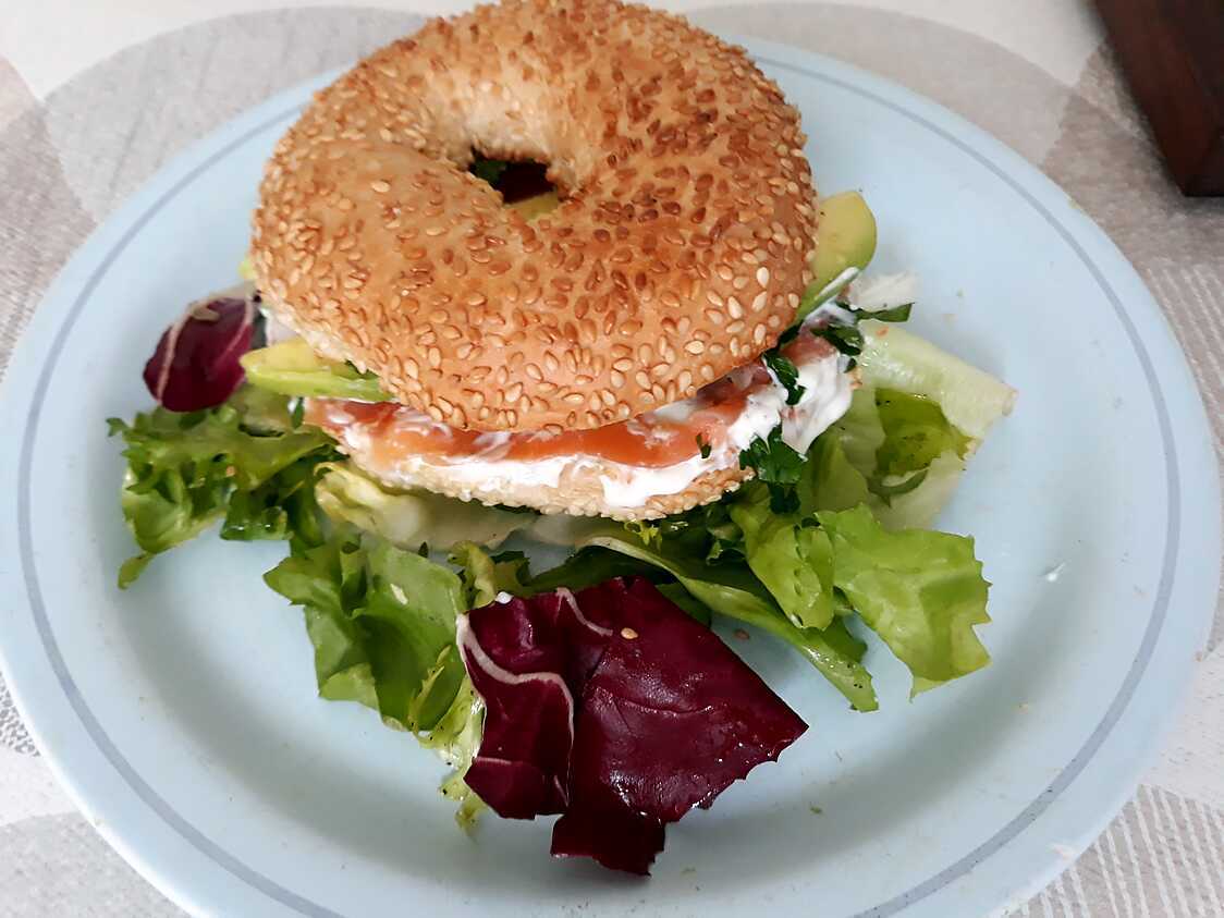 Recette de BAGELS SAUMON ET AVOCAT SAUCE ANETH