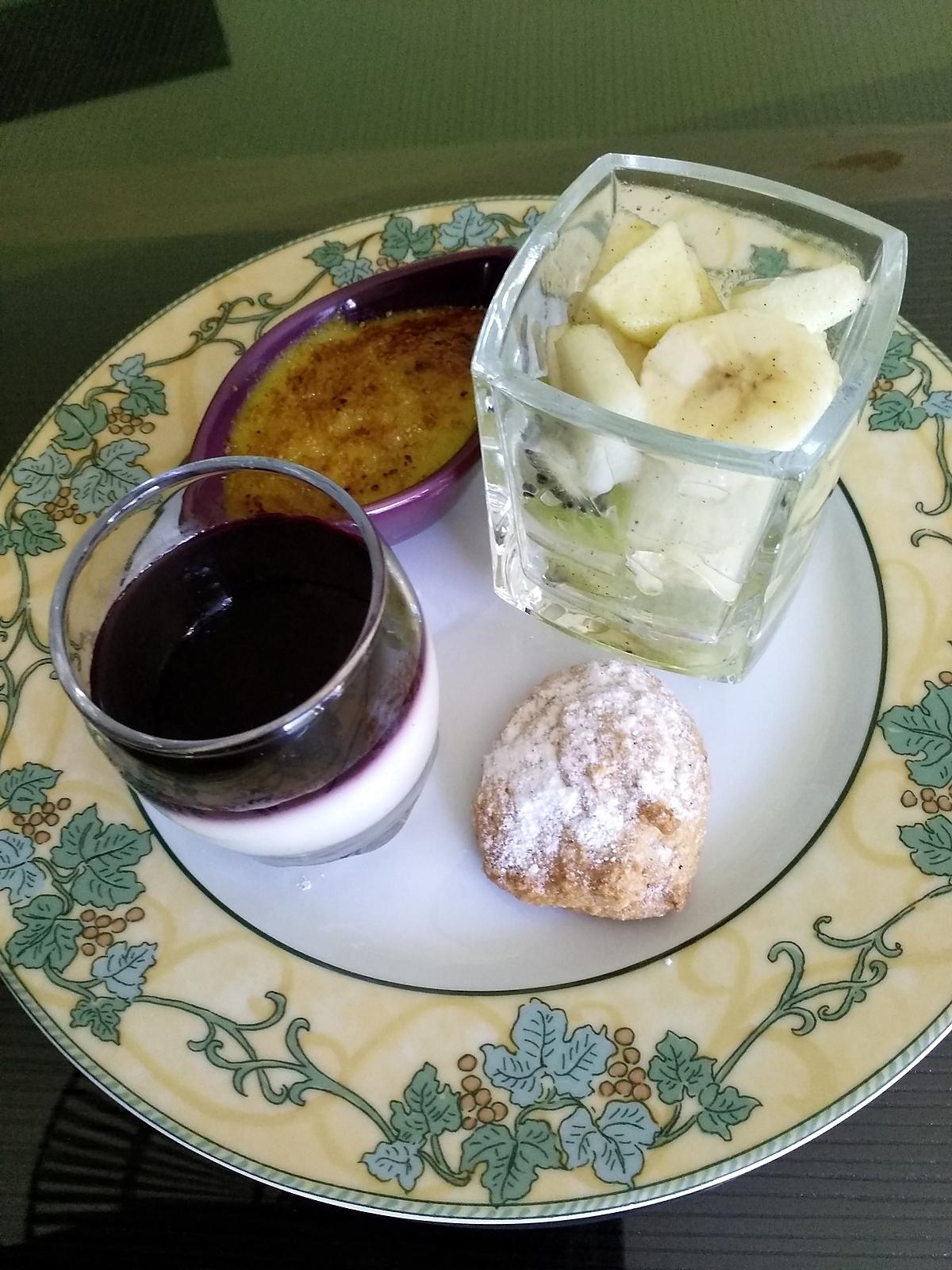 recette Dessert gourmand ( panna cotta, crème pistaches,  amaretti,  salade fruits)