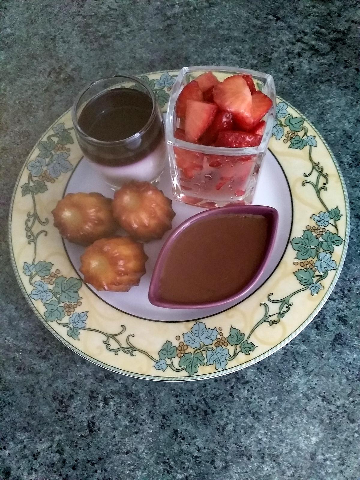 recette Dessert gourmand ( panna cotta, crème chocolat,  cannelés, salade de fraises )