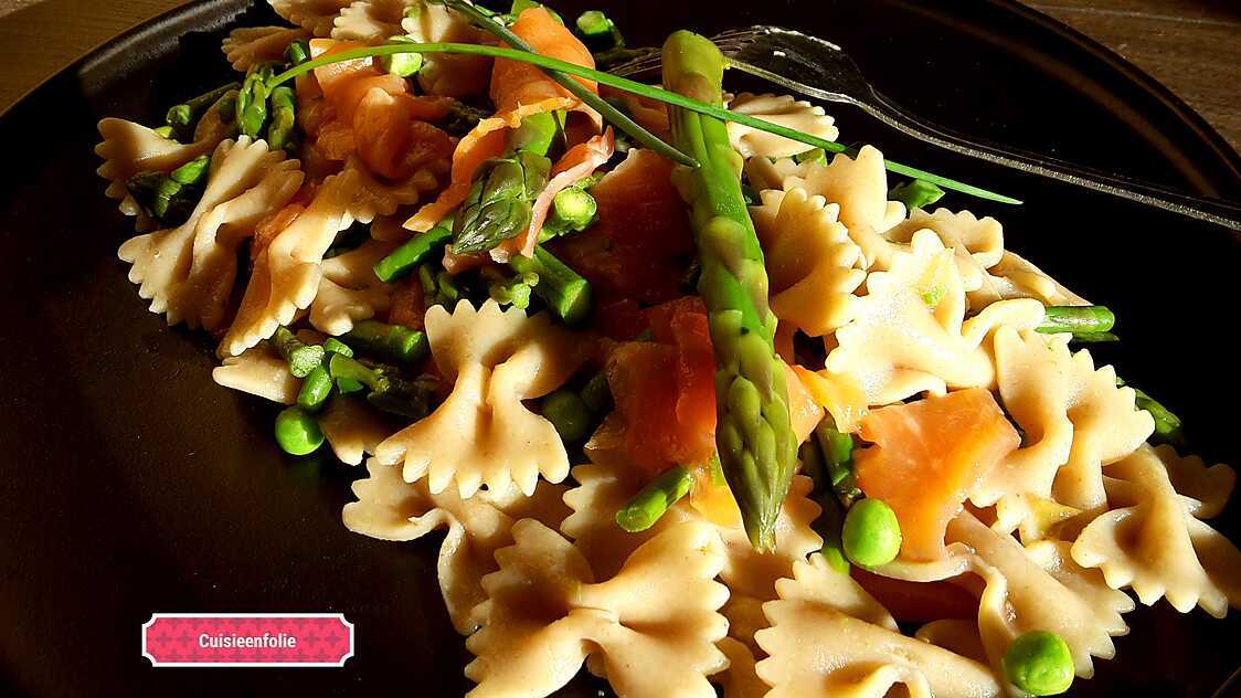 Recette de Salade de pâtes au saumon fumé, asperges et petits pois