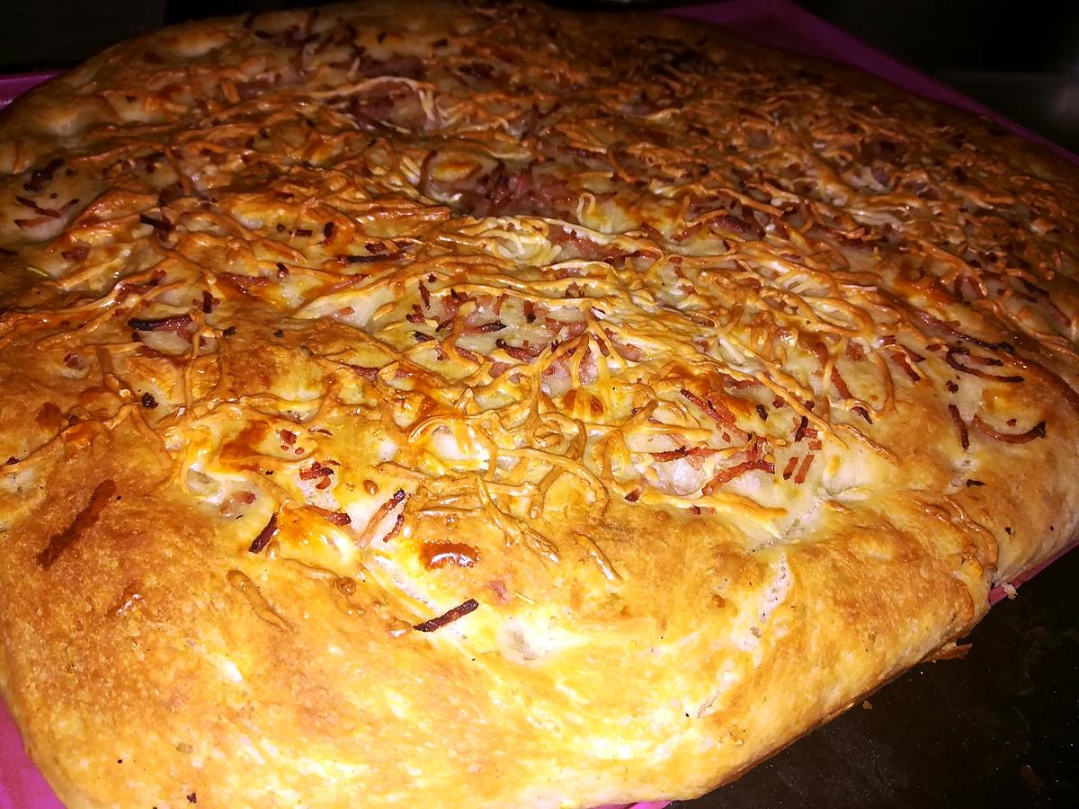 recette Focaccia parfumé ail et romarin au jambon fromage