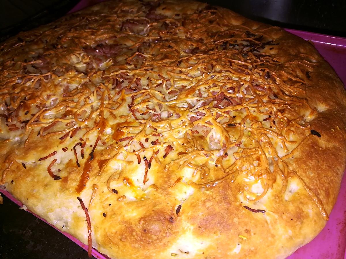 recette Focaccia parfumé ail et romarin au jambon fromage