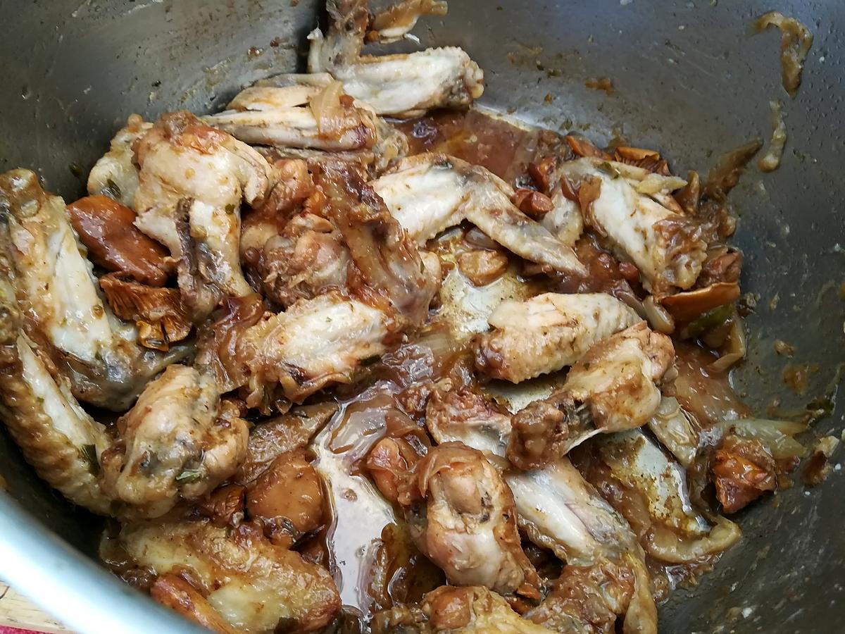 recette Ailes de poulet sauté aux oignons et au girolles
