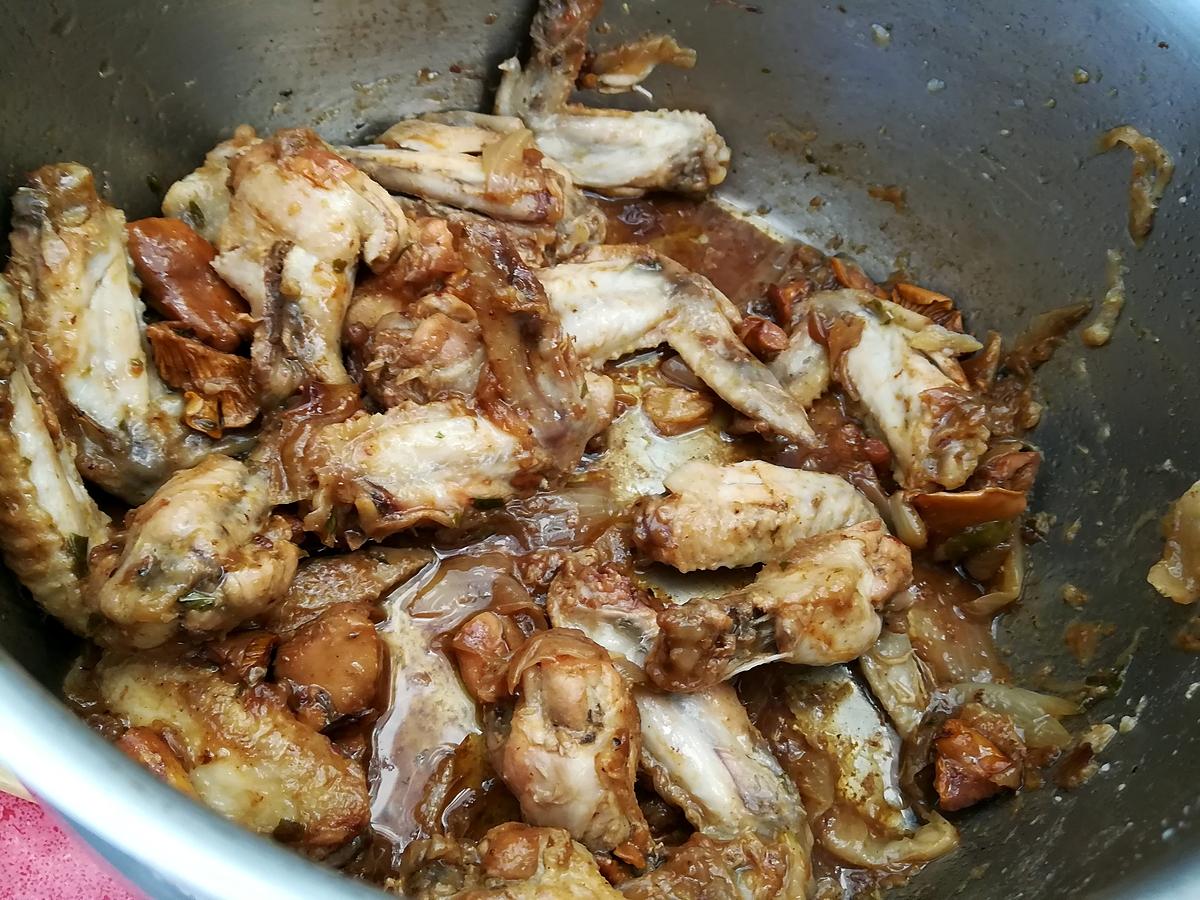 recette Ailes de poulet sauté aux oignons et au girolles