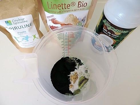 recette Smoothie kiwi coco et spiruline sur une crème de graines de chia au lait de coco