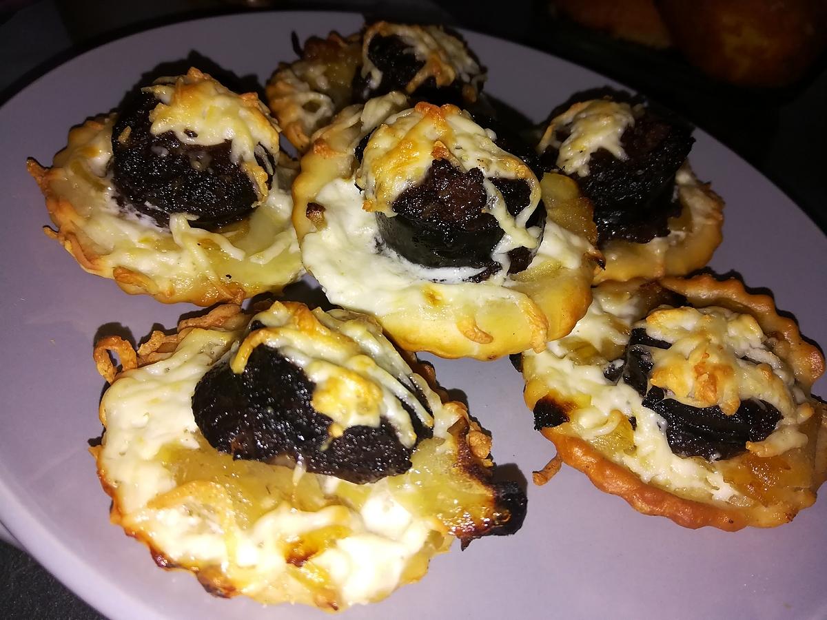 recette Minis pizzas au confit d'oignon et boudin noir