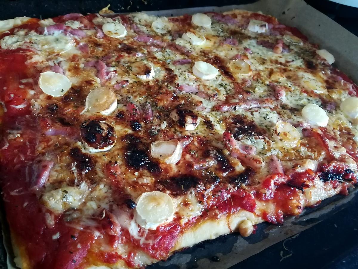 recette Pizza tomate lardon chèvre miel