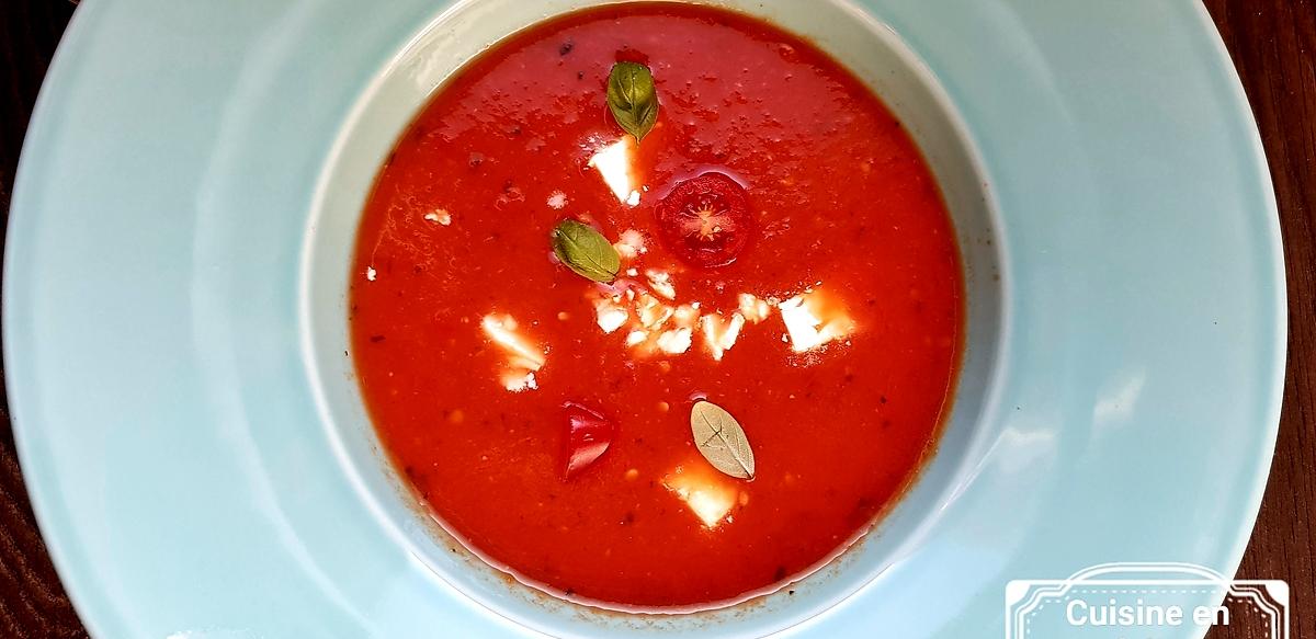 recette Soupe aux tomates anciennes , féta, ail, basilic