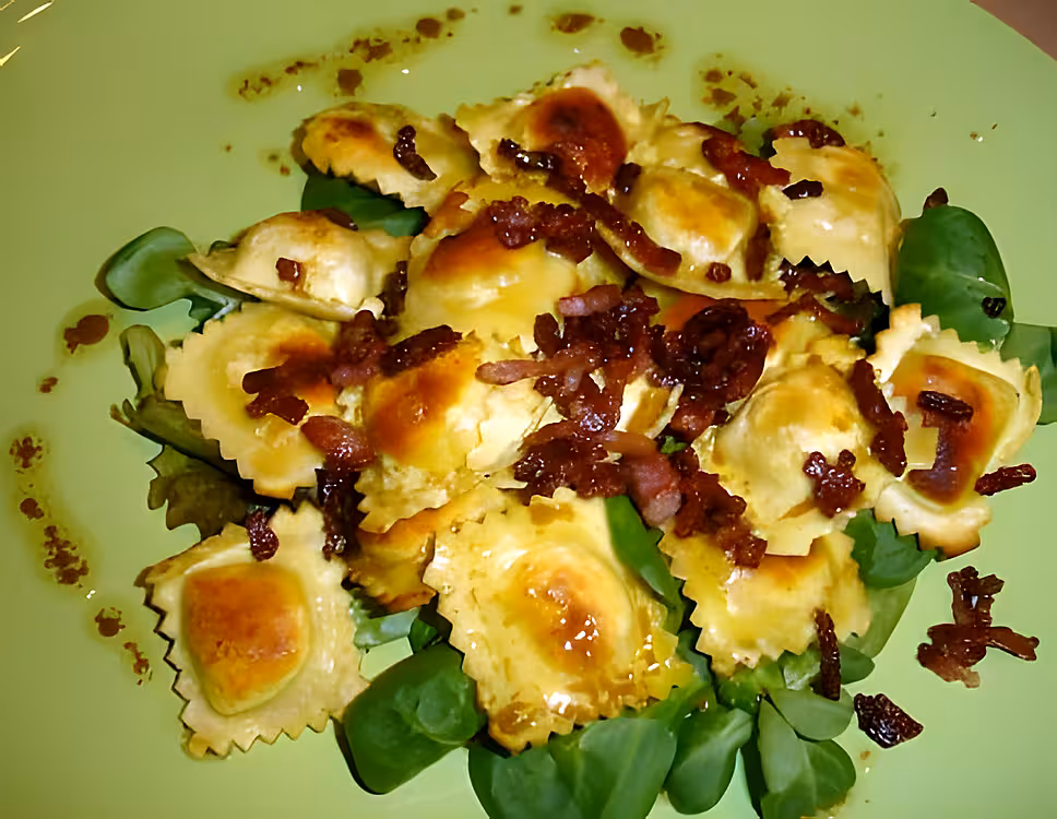 recette SALADE AUX LARDONS GRILLES ET RAVIOLES
