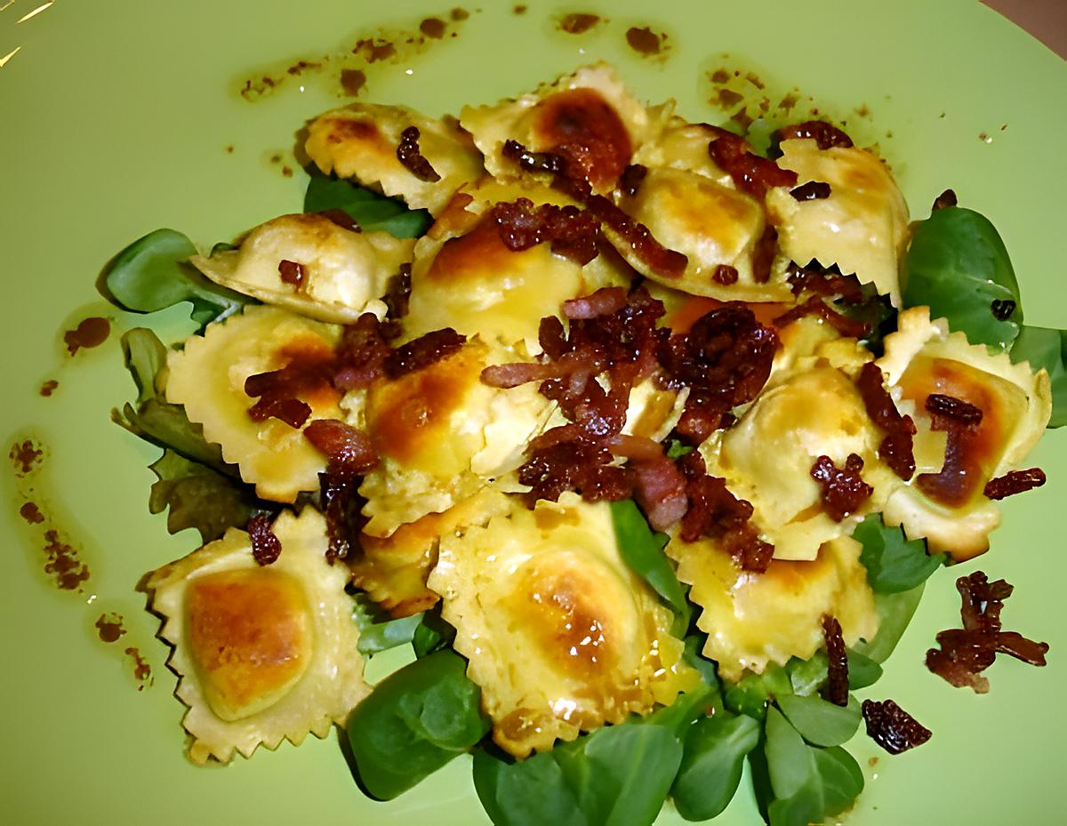 recette SALADE AUX LARDONS GRILLES ET RAVIOLES