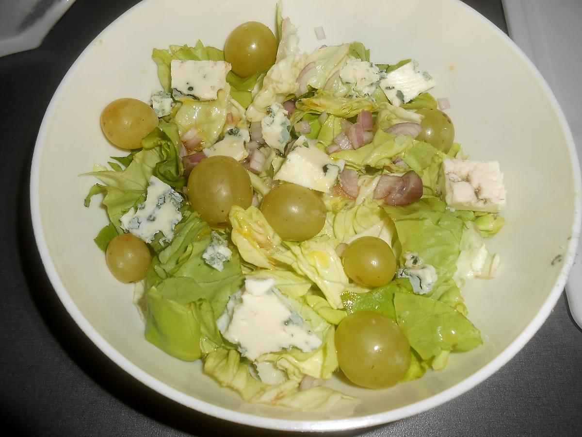 recette SALADE LAITUE AU ROQUEFORT RAISIN ET NOIX