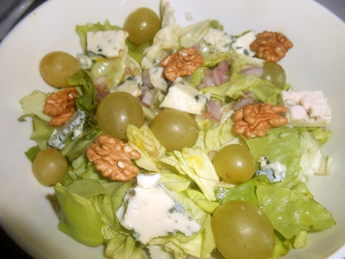 recette SALADE LAITUE AU ROQUEFORT RAISIN ET NOIX