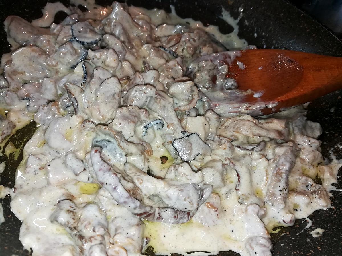 recette Poêlé de cèpes et de blancs de poulet a la crème et au truffes