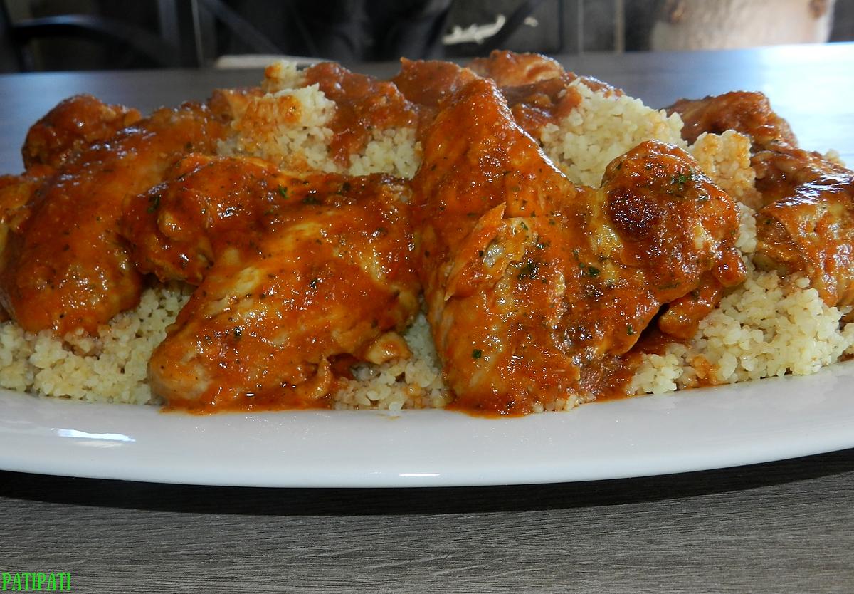 recette Ailes de poulet sauce tomatée épicées aux herbes sur un dos de boulghour