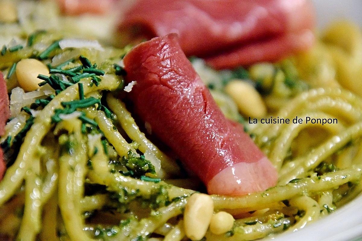 recette Pâtes au pesto de fanes de carottes garnies de tranches de magret de canard fumé