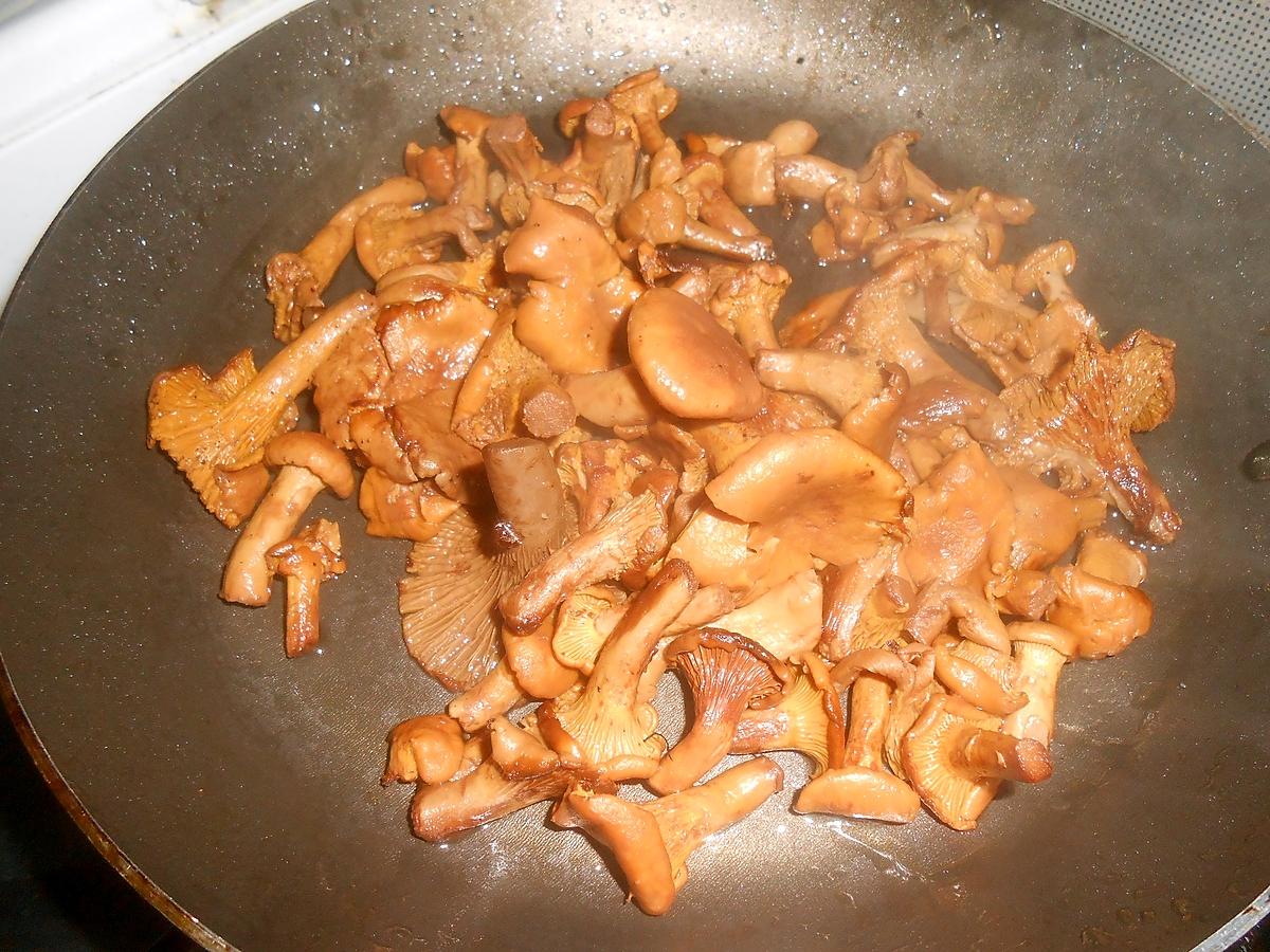 recette ROTI DE PORC ECHINE A LA PERSILLADE ET GIROLLES