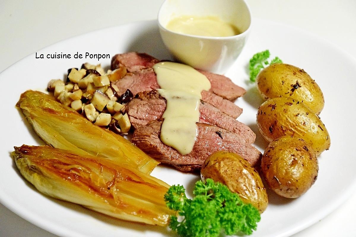 recette Magret de canard garni de sauce au foie gras, pommes de terre, chicons et champignons
