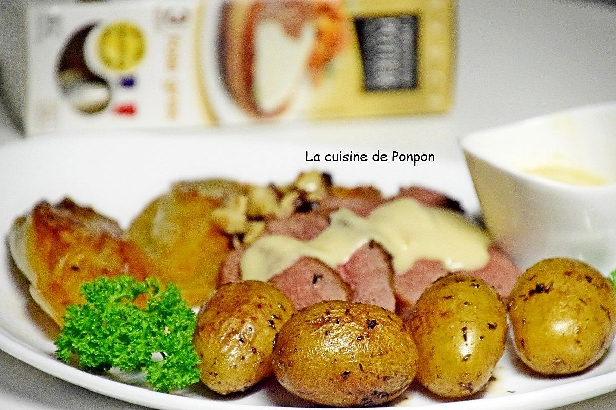recette Magret de canard garni de sauce au foie gras, pommes de terre, chicons et champignons