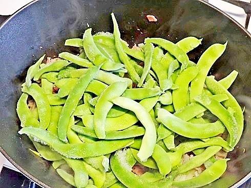 recette Haricots verts mijotés aux oignons et lardons