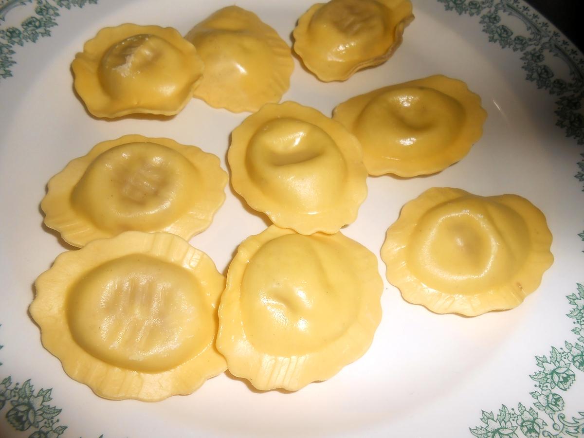 recette RAVIOLI AU GORGONZOLA NOIX ET SAUCE TOMATE AUX CEPES