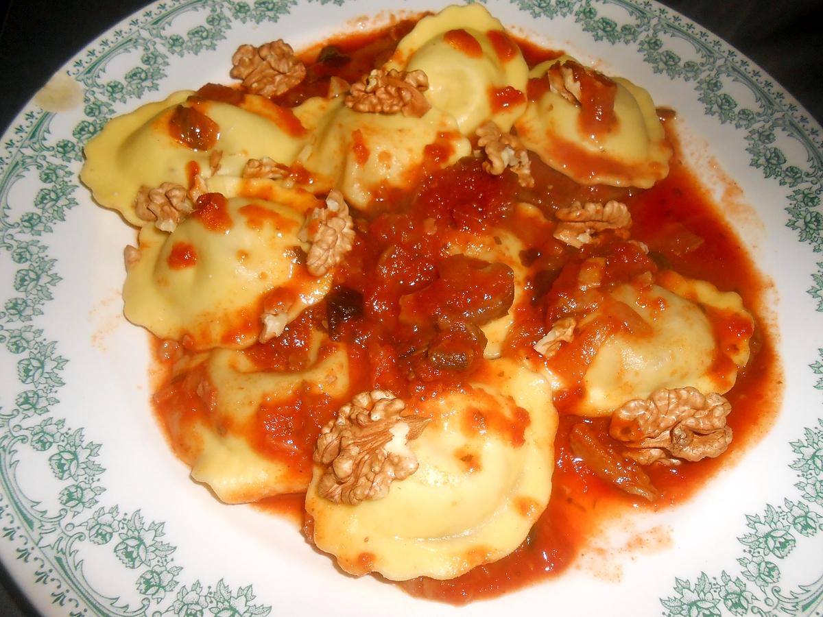 recette RAVIOLI AU GORGONZOLA NOIX ET SAUCE TOMATE AUX CEPES