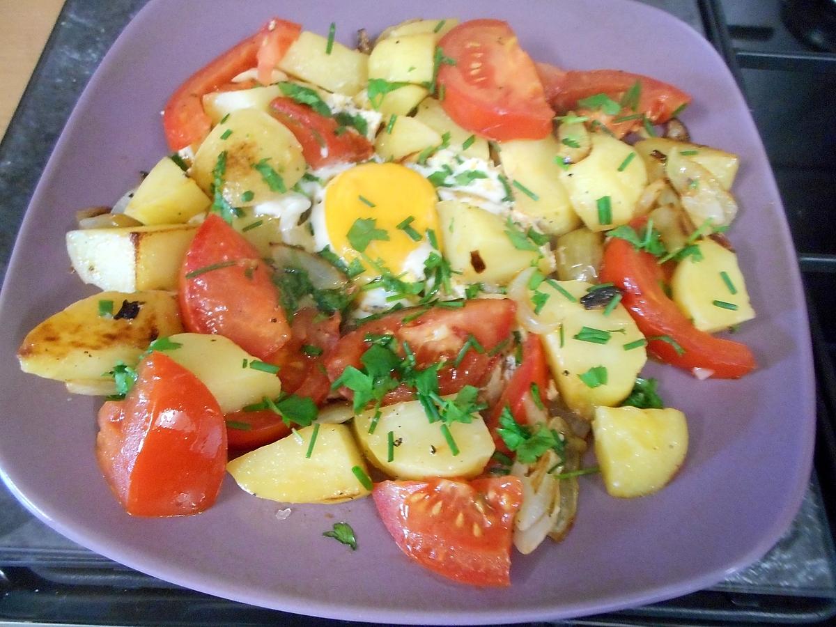 recette POELEE DE POMMES DE TERRE TOMATES OEUF AU PLAT