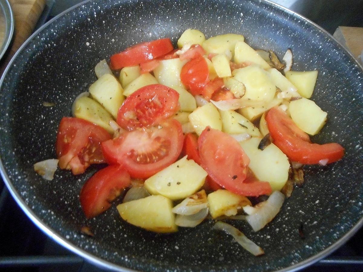 recette POELEE DE POMMES DE TERRE TOMATES OEUF AU PLAT