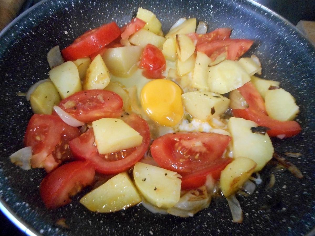 recette POELEE DE POMMES DE TERRE TOMATES OEUF AU PLAT