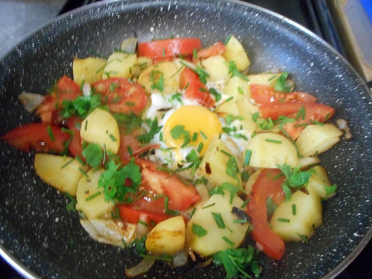 recette POELEE DE POMMES DE TERRE TOMATES OEUF AU PLAT