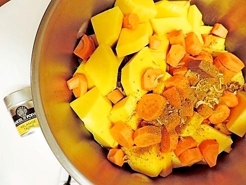 recette Potage au butternut et carottes garni de croûtons, pignons et spiruline