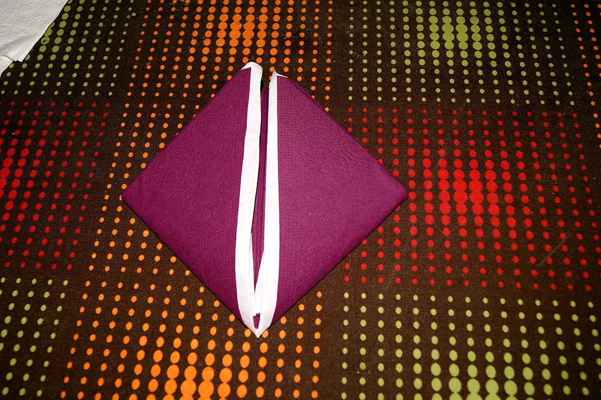 recette Pliage de serviette fleur de lys et table de nouvel an (thème violet/blanc)