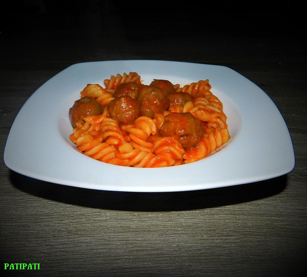 recette Pâtes aux minis boulettes farcies à la mozzarella sauce tomate