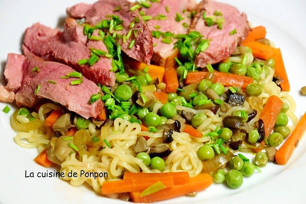 recette Filet de canard sur un lit de nouilles sautées et ses petits légumes