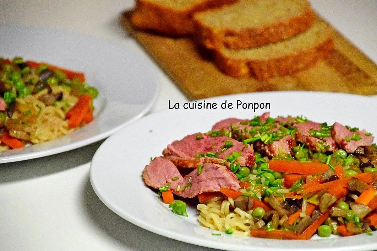 recette Filet de canard sur un lit de nouilles sautées et ses petits légumes