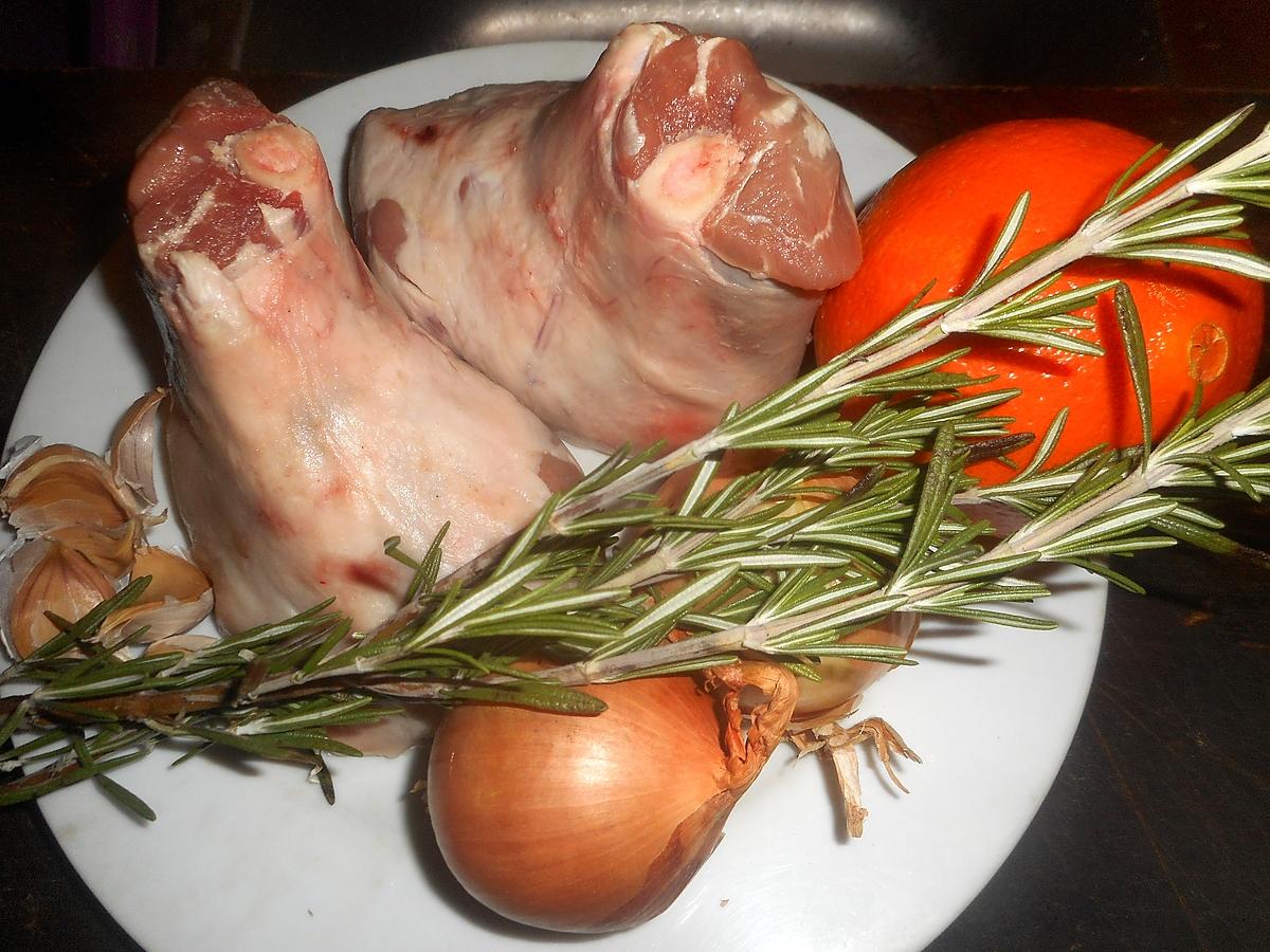 recette Souris d agneau fondante cuite dans son jus a l orange et au romarin
