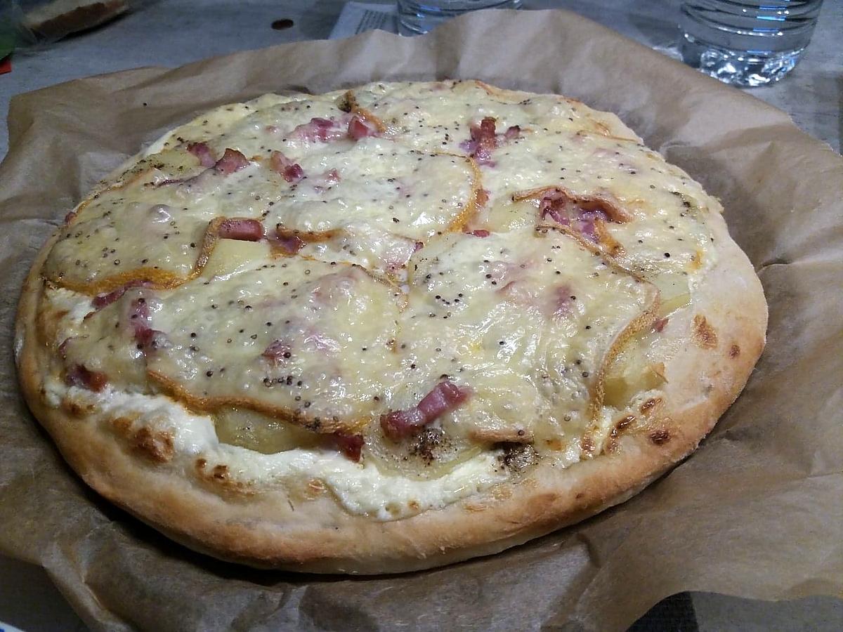 recette Pizza crème  pomme de terre lardons et fromage à raclette