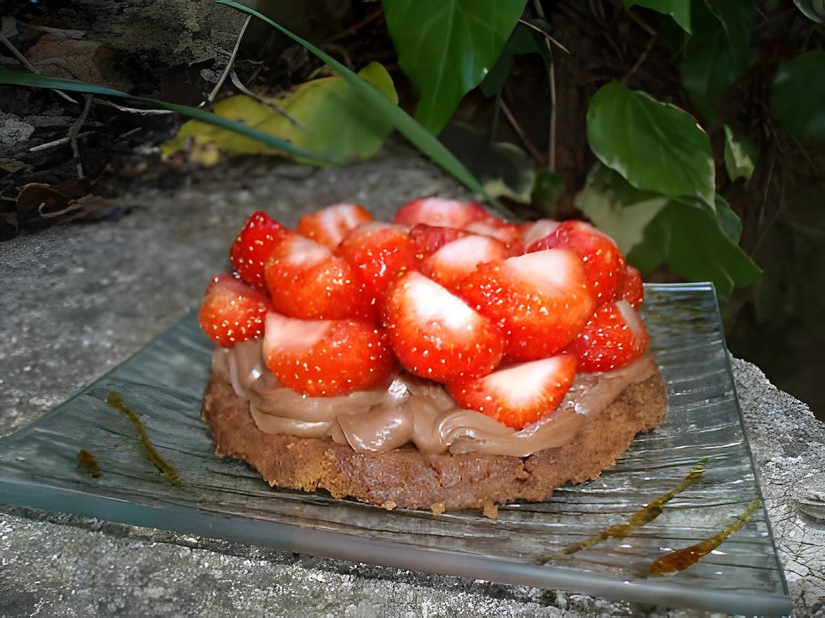 recette Tartelettes aux fraises, spéculoos et crème patissière au chocolat au lait