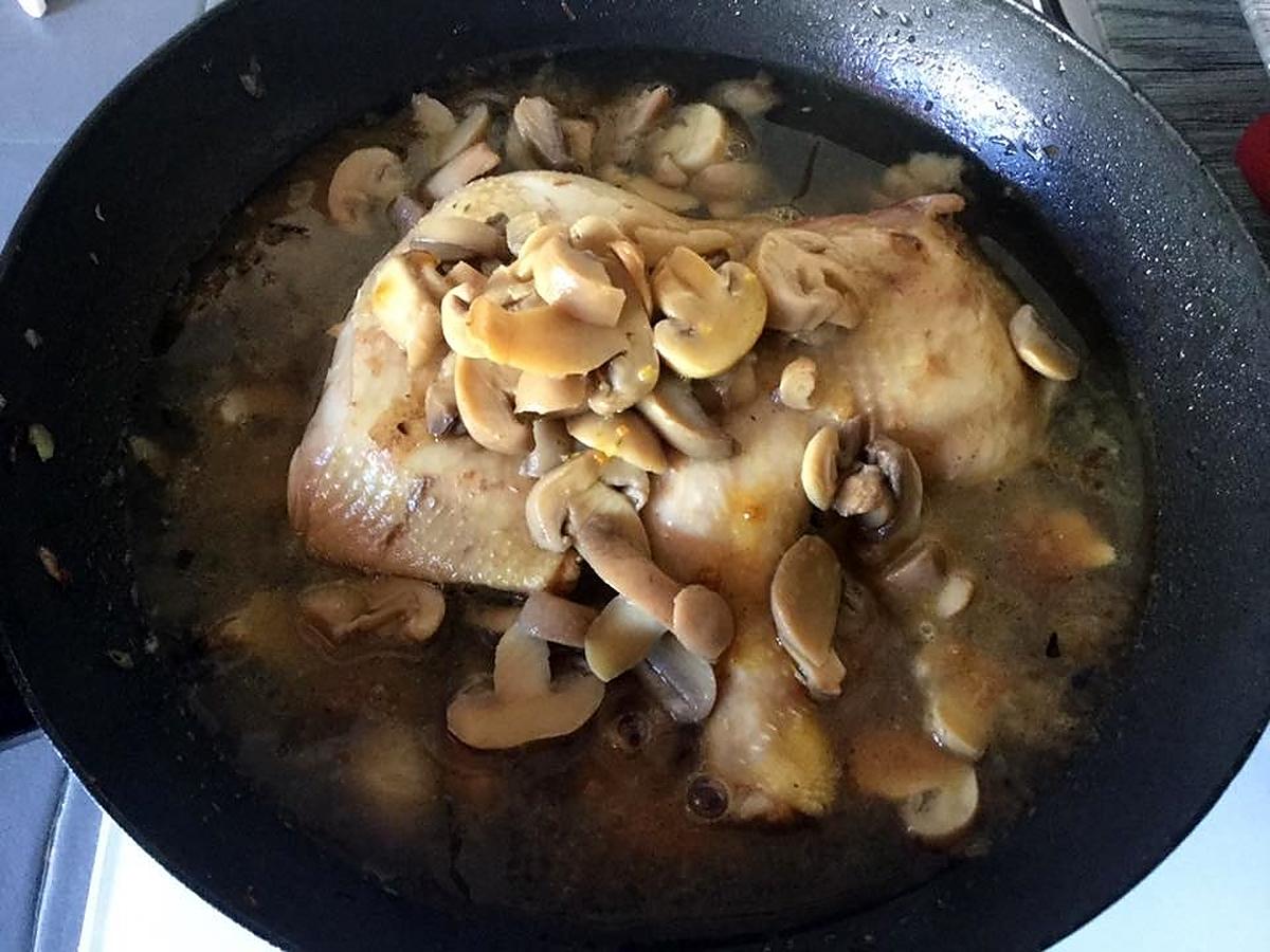 recette CUISSES DE POULET à la sauce AUX CHAMPIGNONS