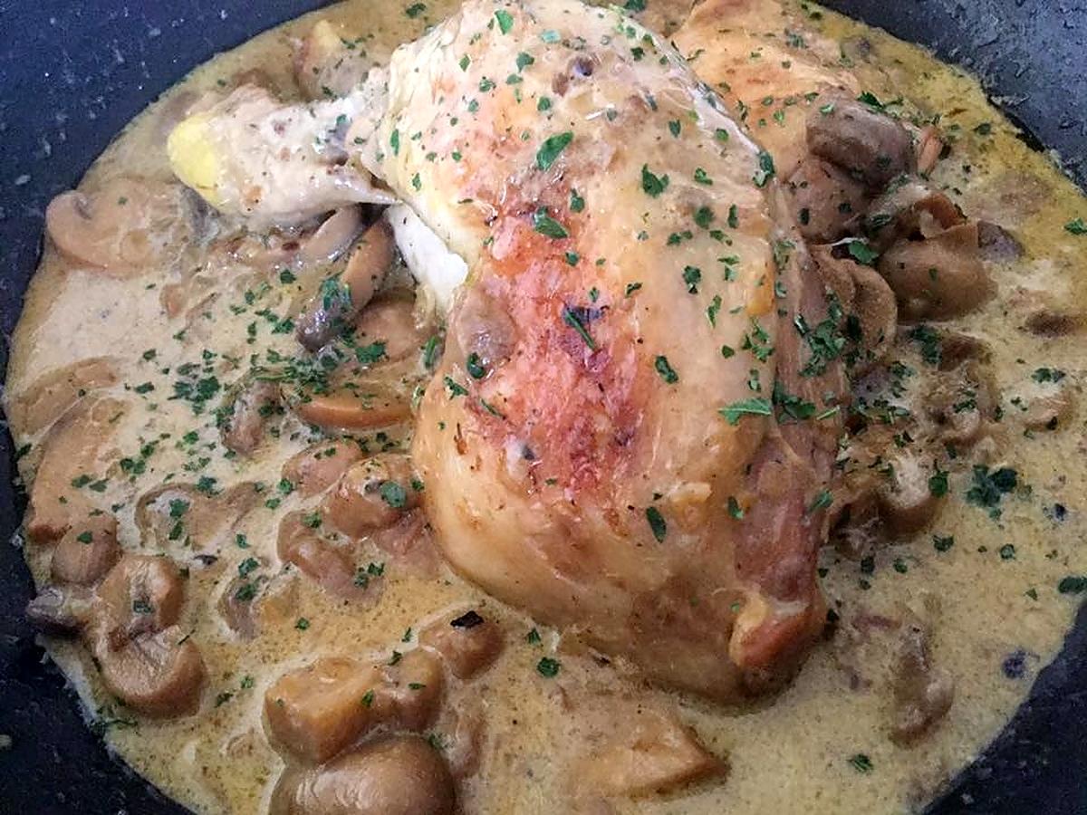 recette CUISSES DE POULET à la sauce AUX CHAMPIGNONS